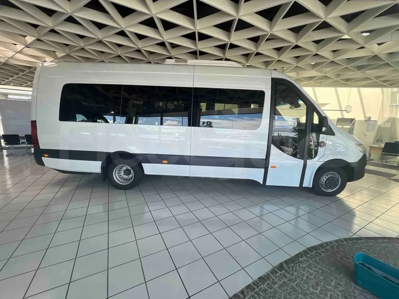 vehicle slot photo_side_right_doors_closed_lg.webp