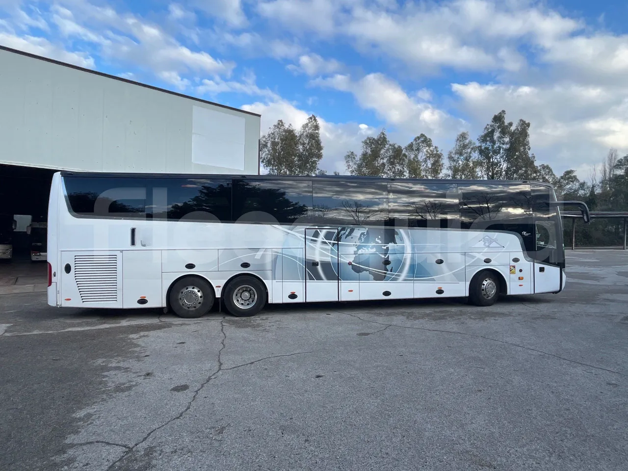 vehicle slot photo_side_right_doors_closed_lg.webp