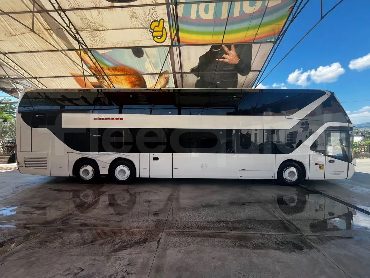 vehicle slot photo_side_right_doors_closed_lg.webp