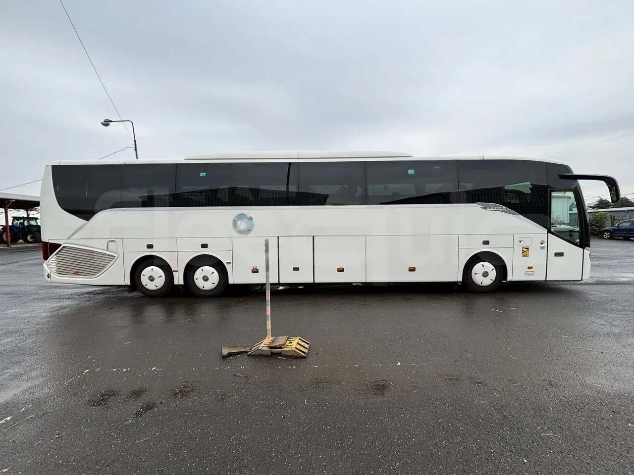 vehicle slot photo_side_right_doors_closed_lg.webp