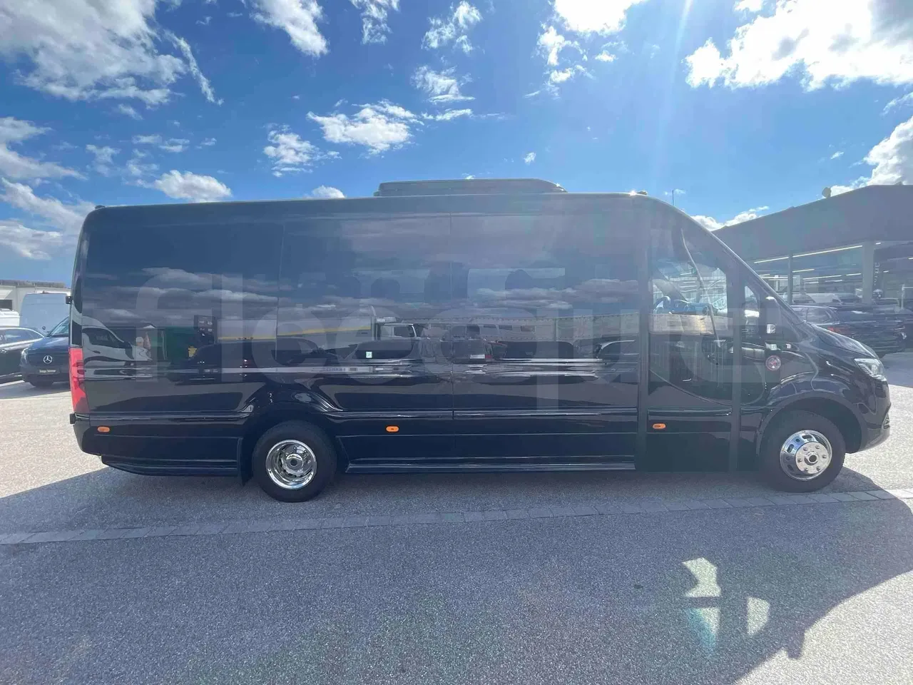 vehicle slot photo_side_right_doors_closed_lg.webp