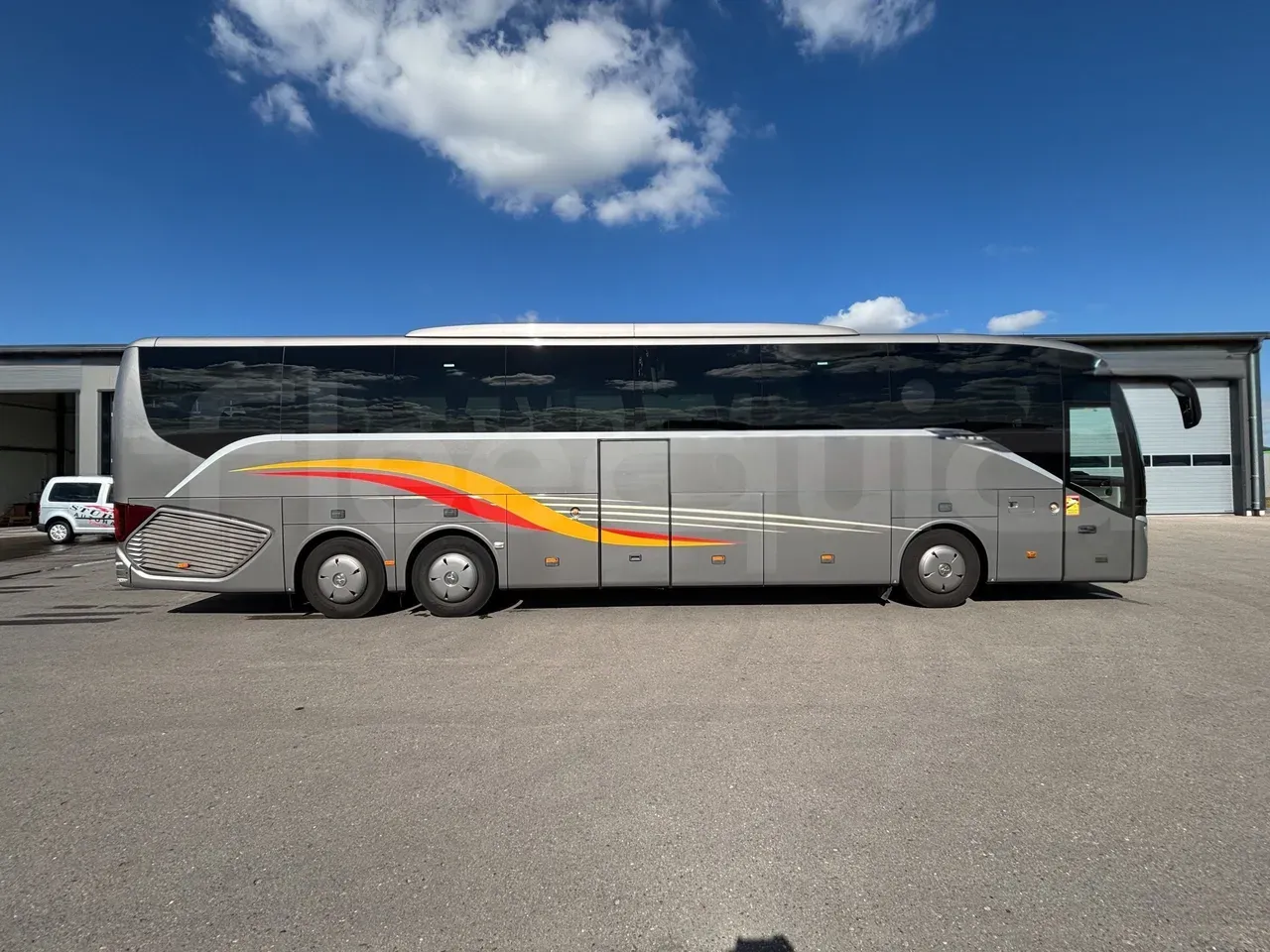 vehicle slot photo_side_right_doors_closed_lg.webp
