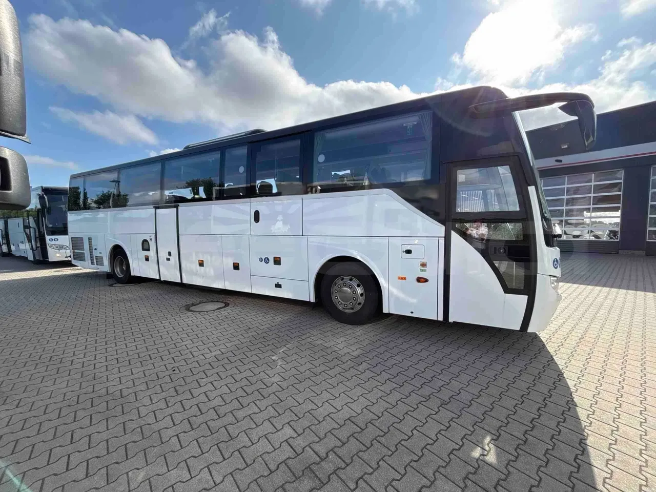 vehicle slot photo_side_right_doors_closed_lg.webp
