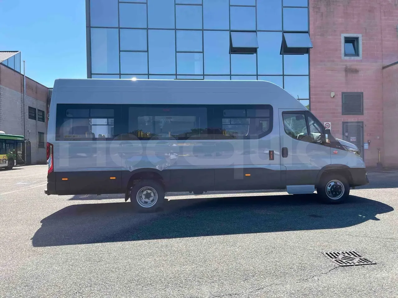 vehicle slot photo_side_right_doors_closed_lg.webp