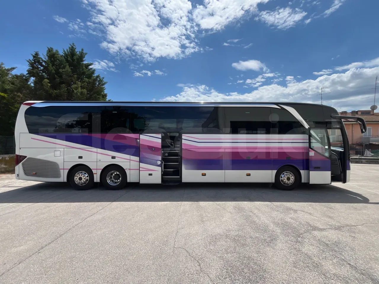 vehicle slot photo_side_right_doors_closed_lg.webp