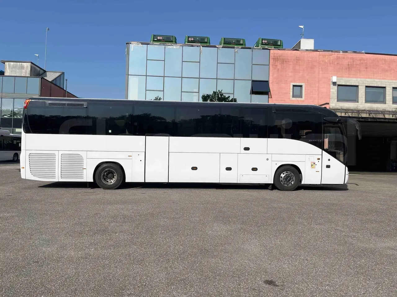 vehicle slot photo_side_right_doors_closed_lg.webp