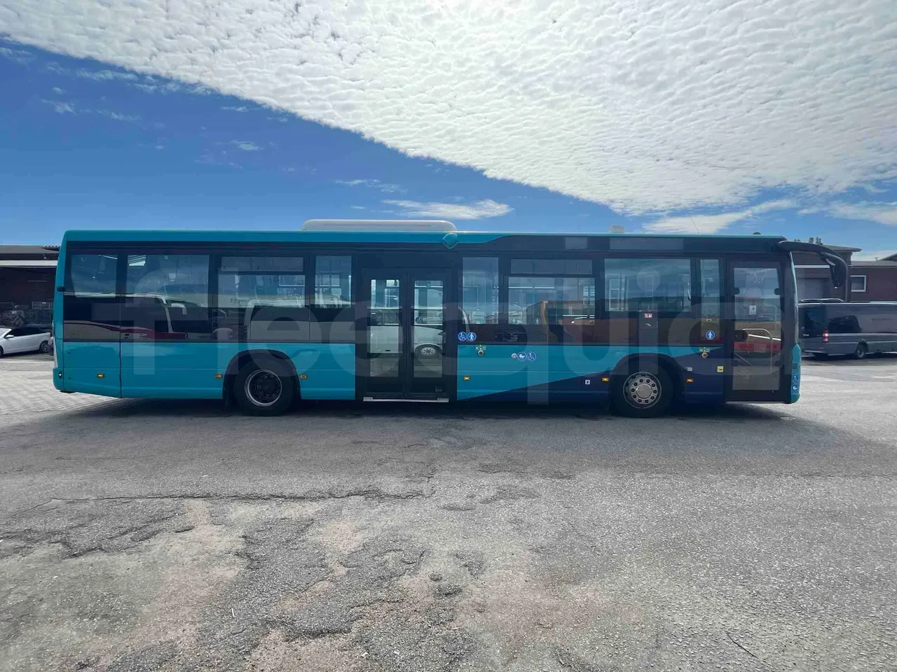 vehicle slot photo_side_right_doors_closed_lg.webp