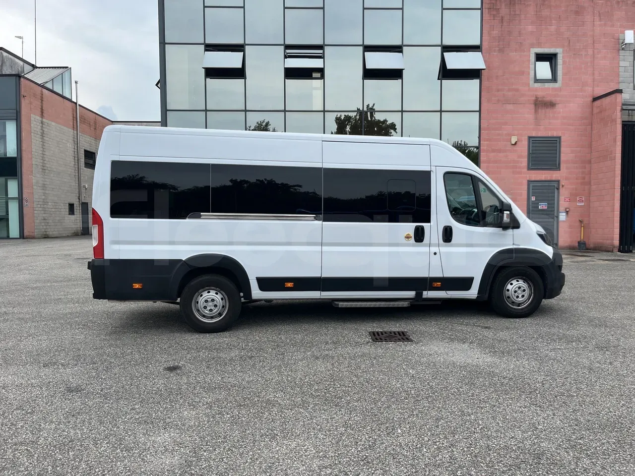 vehicle slot photo_side_right_doors_closed_lg.webp