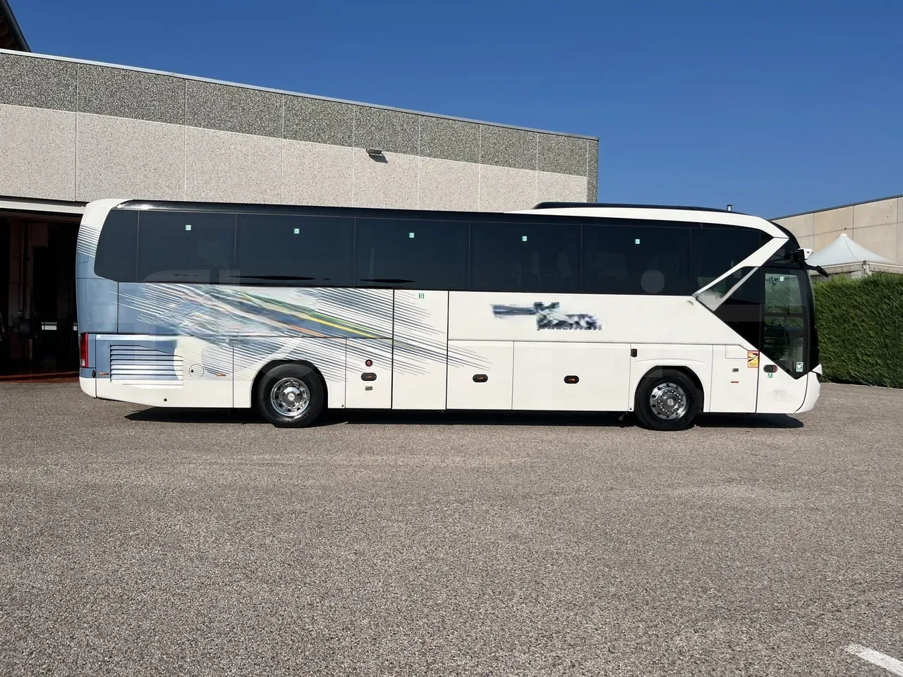 vehicle slot photo_side_right_doors_closed_lg.webp