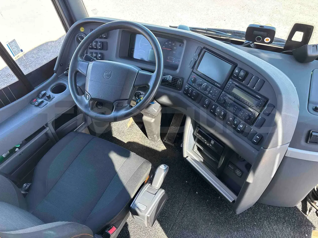 volvo-9700-steering-wheel-dashboard-fleequid-YV3T2U821J1191252