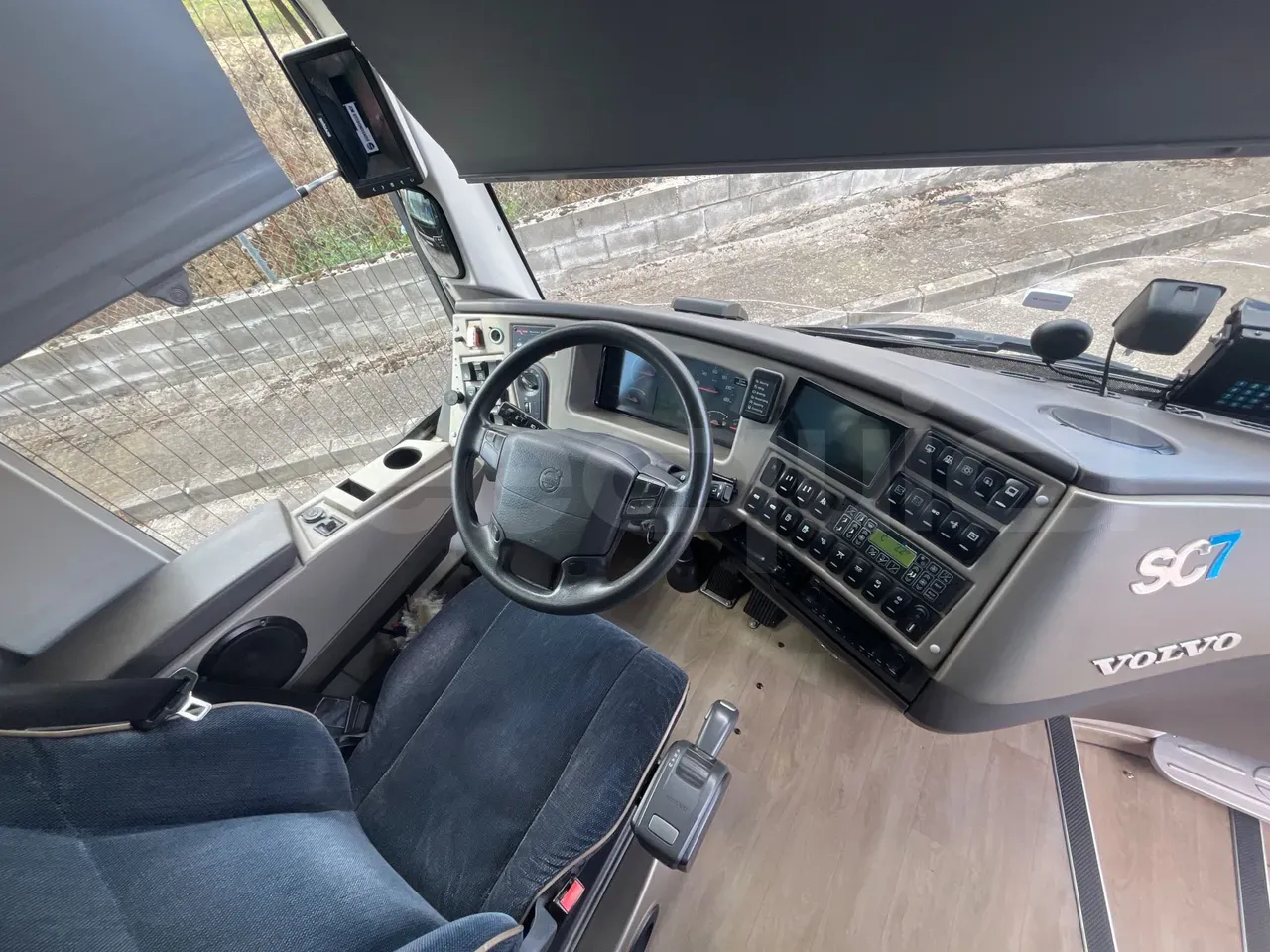 volvo-sunsundegui-steering-wheel-dashboard-fleequid-YV3T2U826FA172736