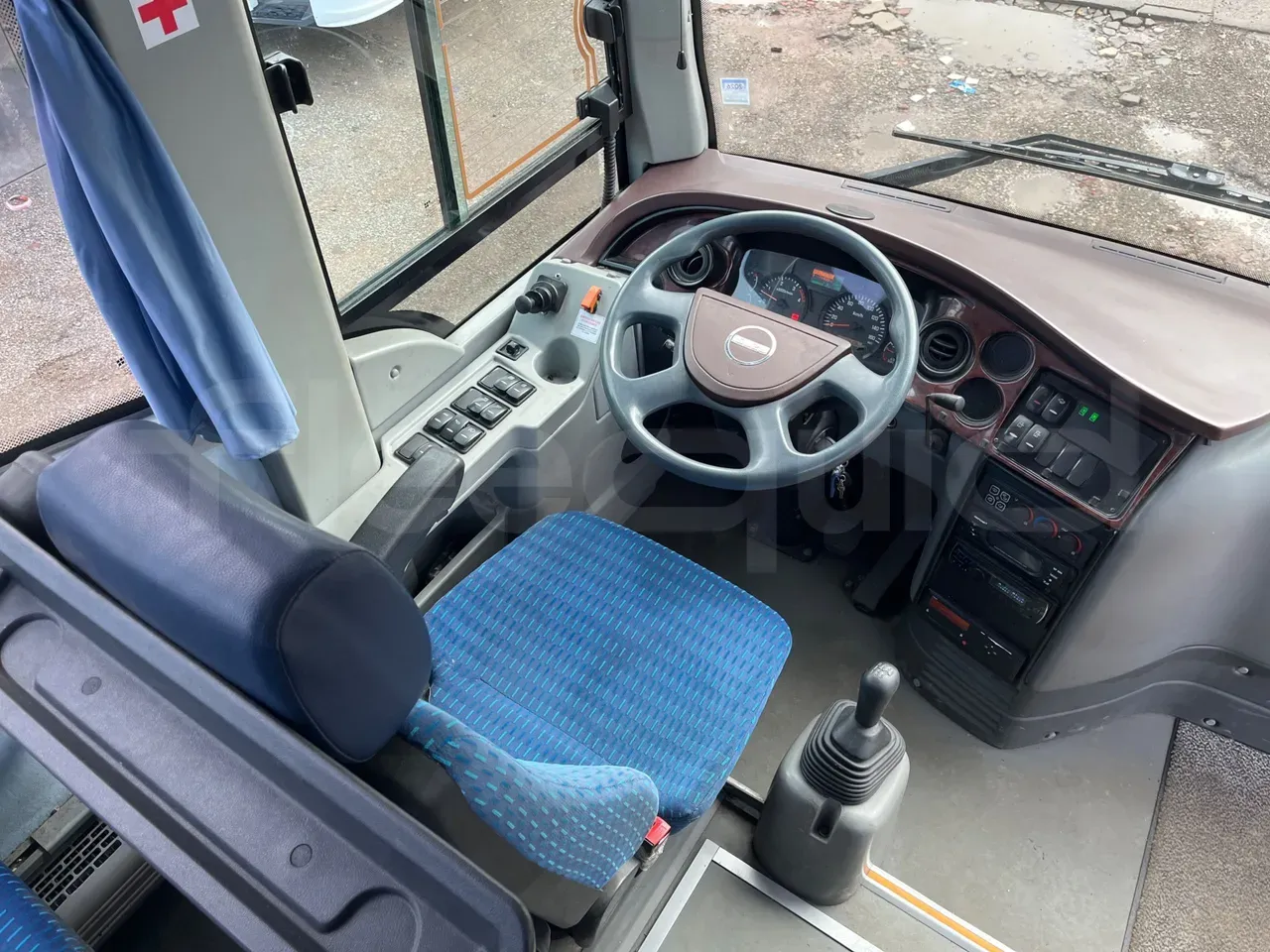 isuzu-turquoise-steering-wheel-dashboard-fleequid-NNAM0L8LE02000010