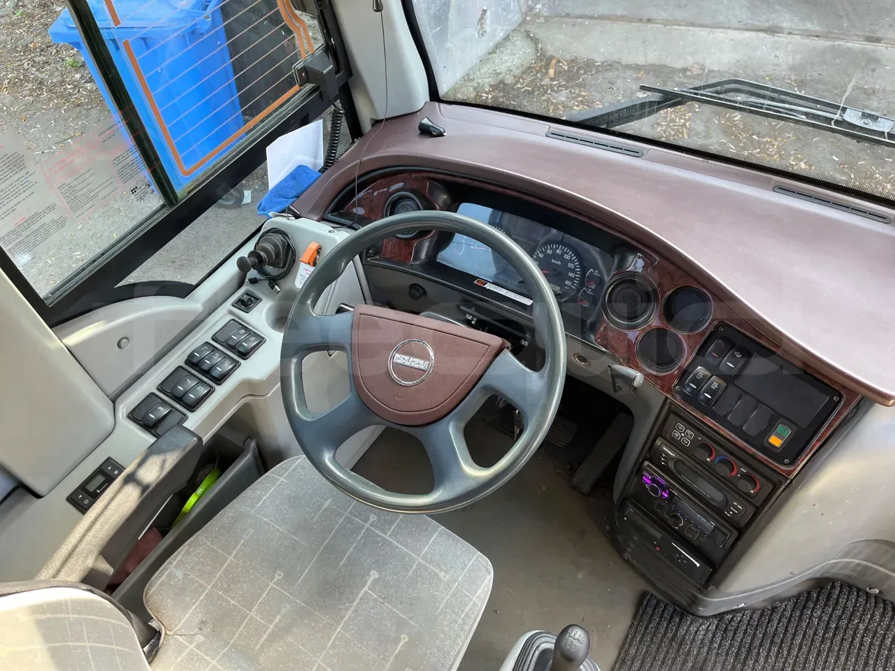 isuzu-turquoisesb-steering-wheel-dashboard-fleequid-NNAM0L8LE02000061