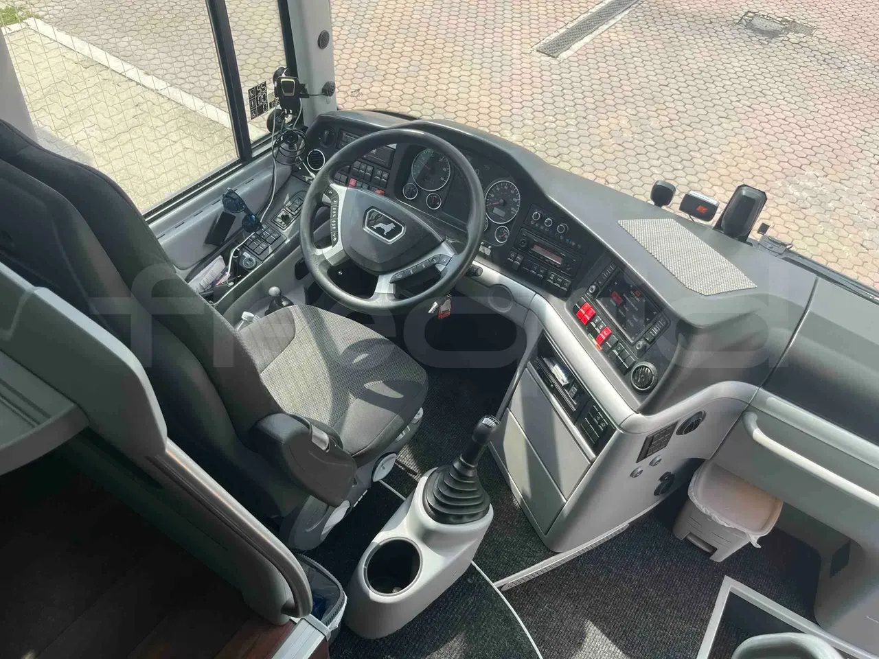man-lions-coach-steering-wheel-dashboard-fleequid-WMAR07ZZ1JT029074