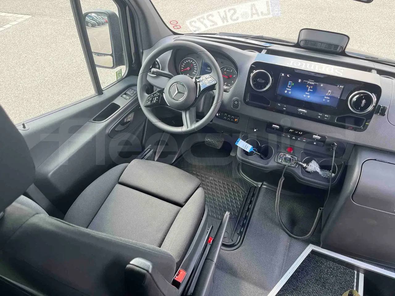 mercedes-benz-sprinter-steering-wheel-dashboard-fleequid-W1V5MD3Z2SP782722