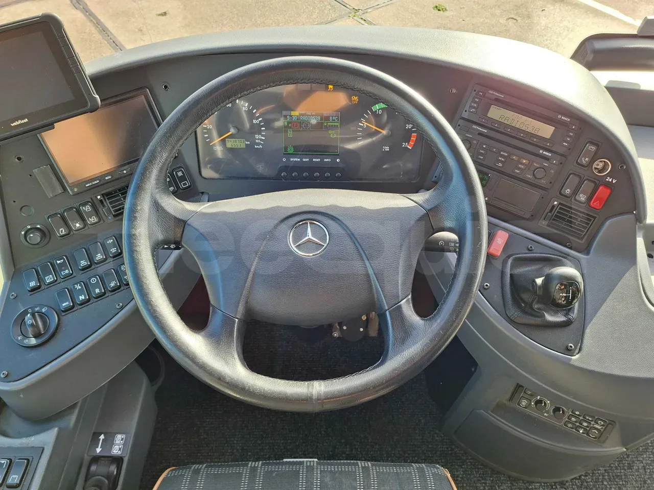 mercedes-benz-tourismo-steering-wheel-dashboard-fleequid-WEB63243113272768