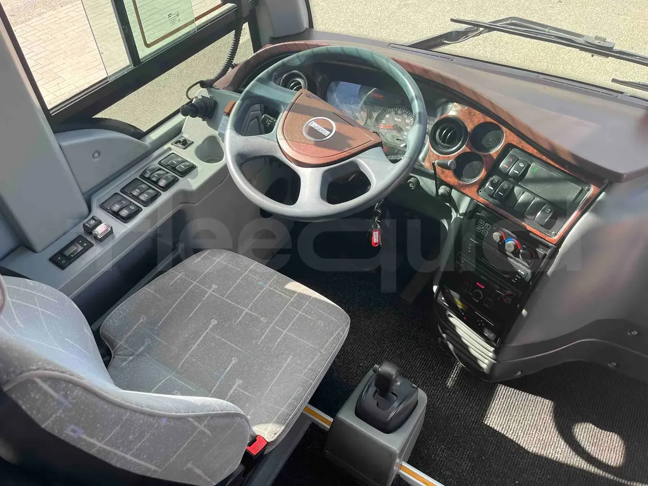 isuzu-turquoise-steering-wheel-dashboard-fleequid-NNAM0L8LE02000114