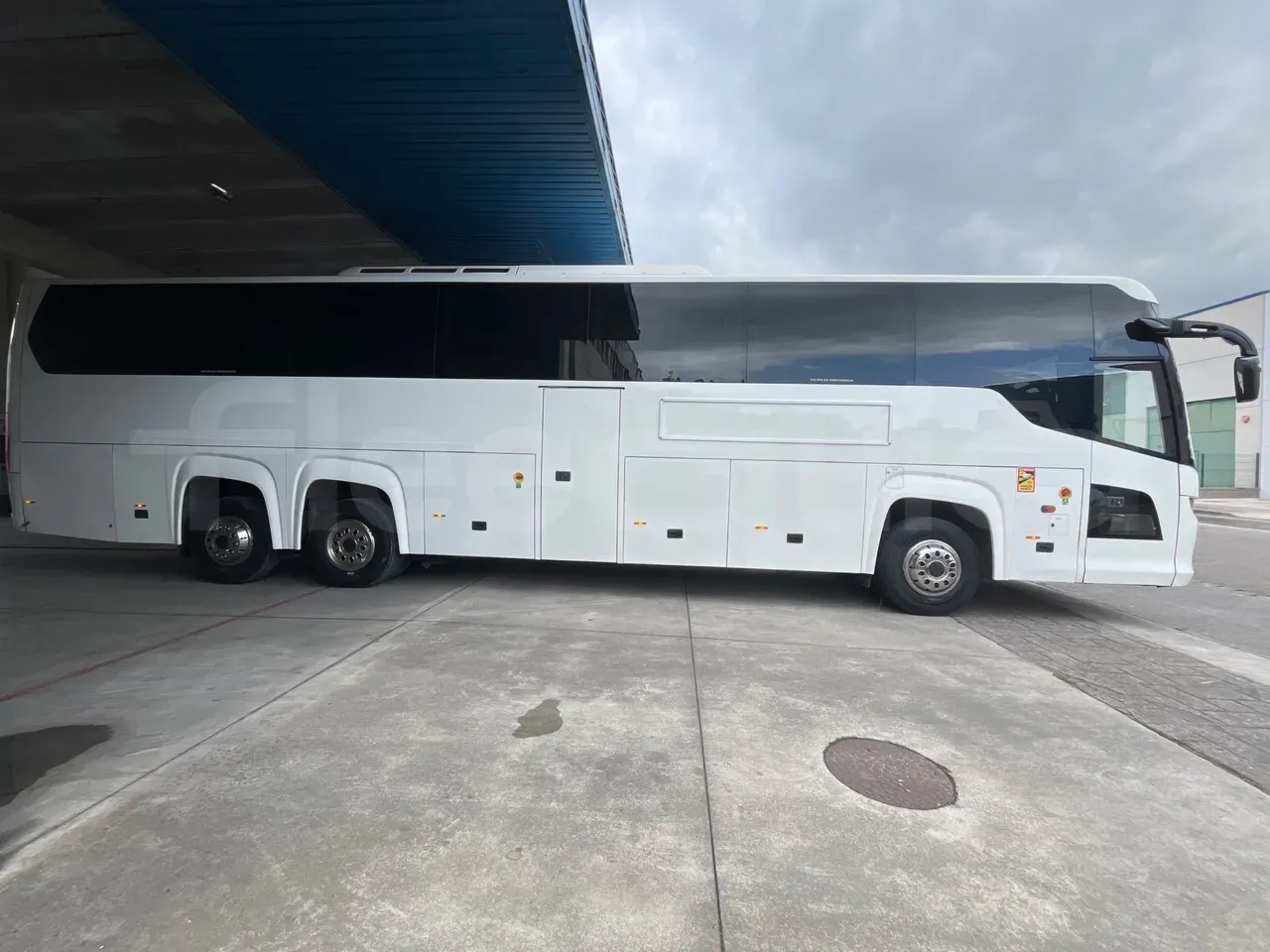 vehicle slot photo_side_right_doors_closed_lg.webp