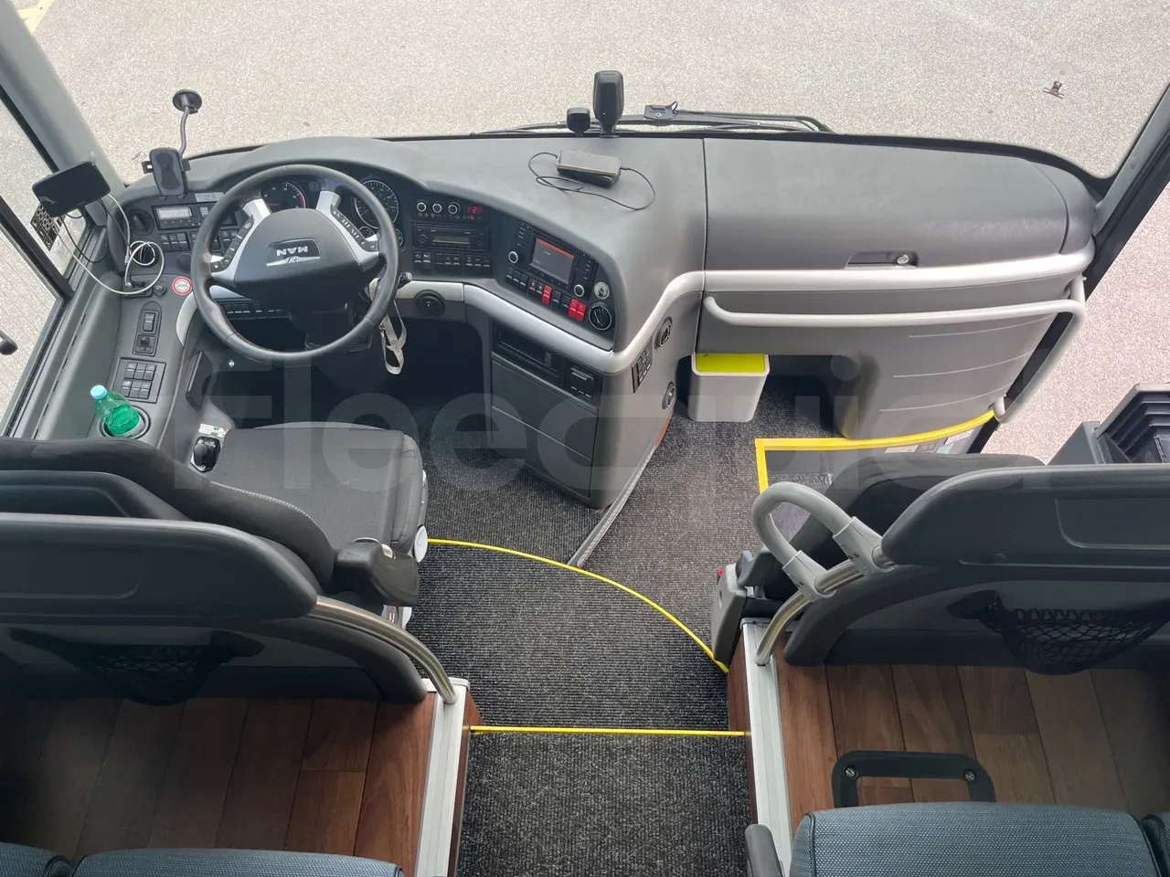 man-lions-coach-steering-wheel-dashboard-fleequid-WMAR07ZZ2GT024474