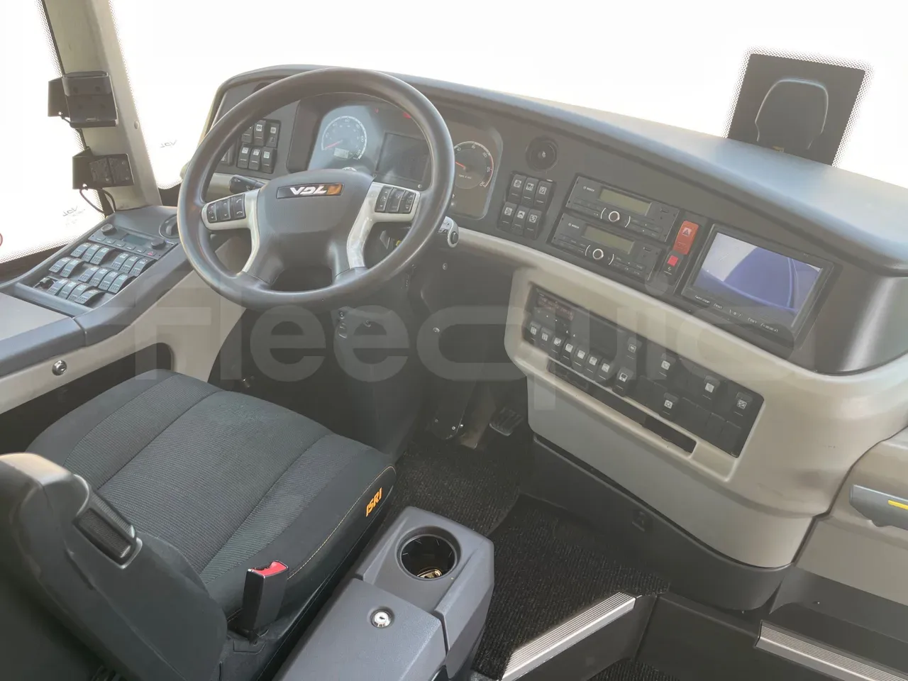 vdl-futura-steering-wheel-dashboard-fleequid-XNL603R100E040075