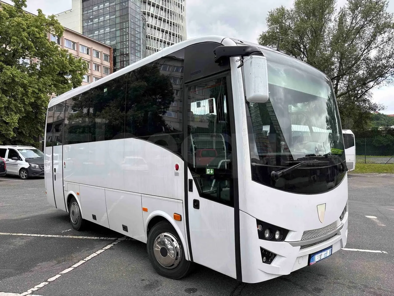 Isuzu Novo 2024 usado: minibus Euro 6 manual 29 lugares