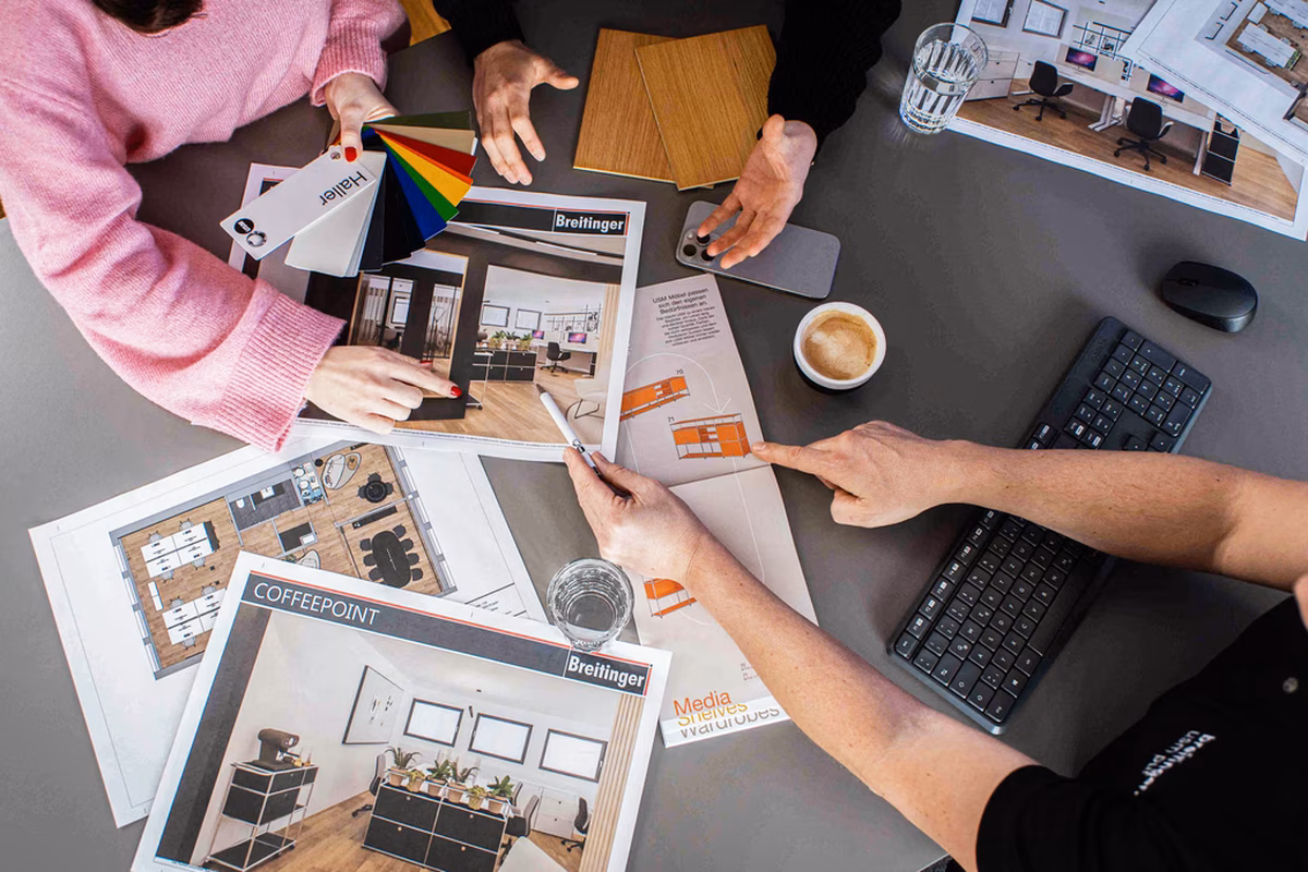 Mitarbeiter von Breitinger bei der Planung eines Projektes.