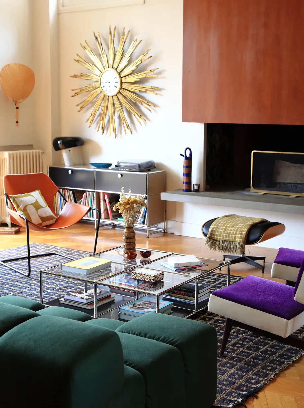 Wohnzimmer mit zentralem, flachen USM Haller Beistelltisch mit Glastablaren.