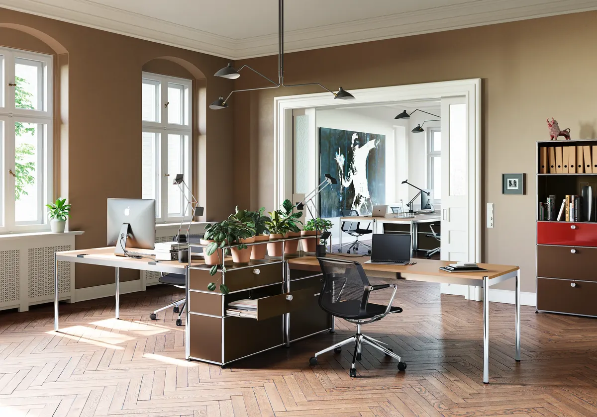 Edle Büroräumlichkeiten in denen die Tische und Regale von USM Haller für eine angenehme Arbeitsatmosphäre sorgen.