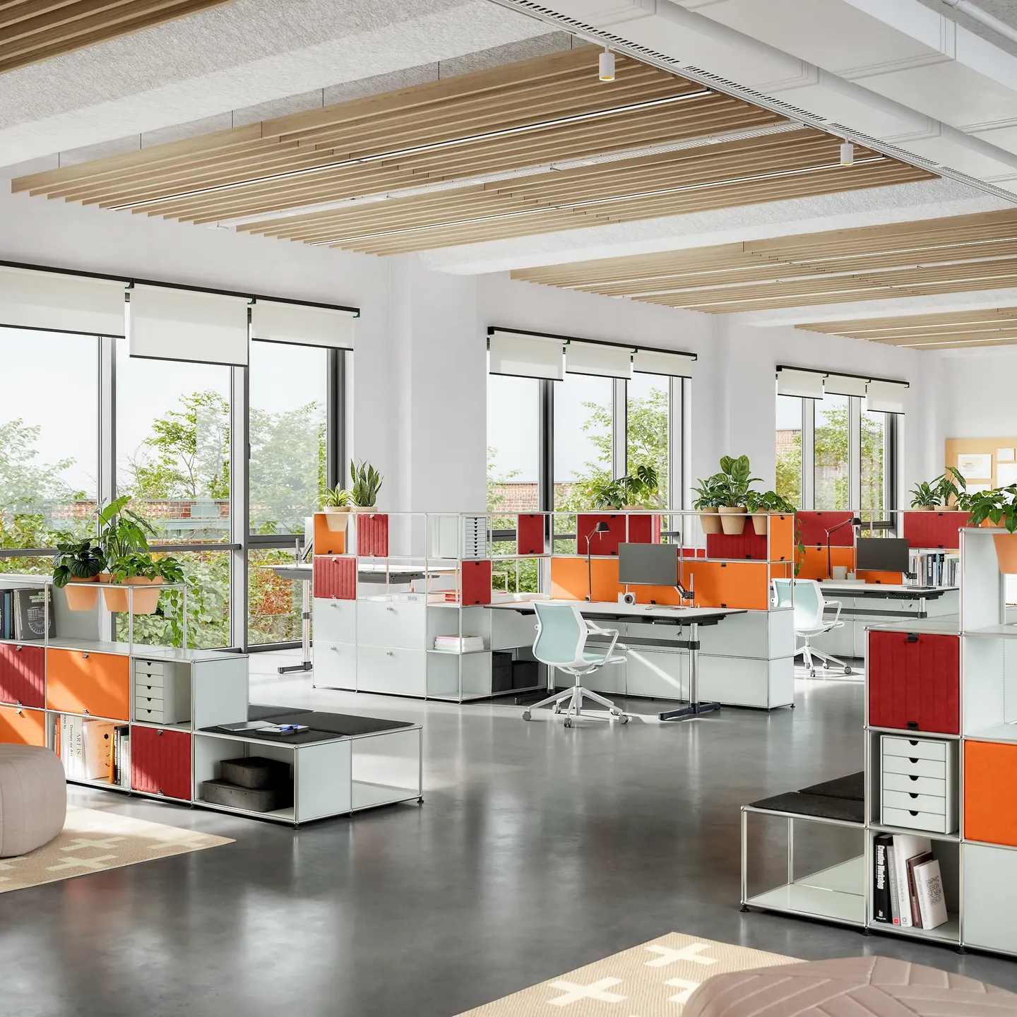 Großes Büro in dem USM Haller Möbel für die Abgrenzung von Arbeitsplätzen genutzt werden.