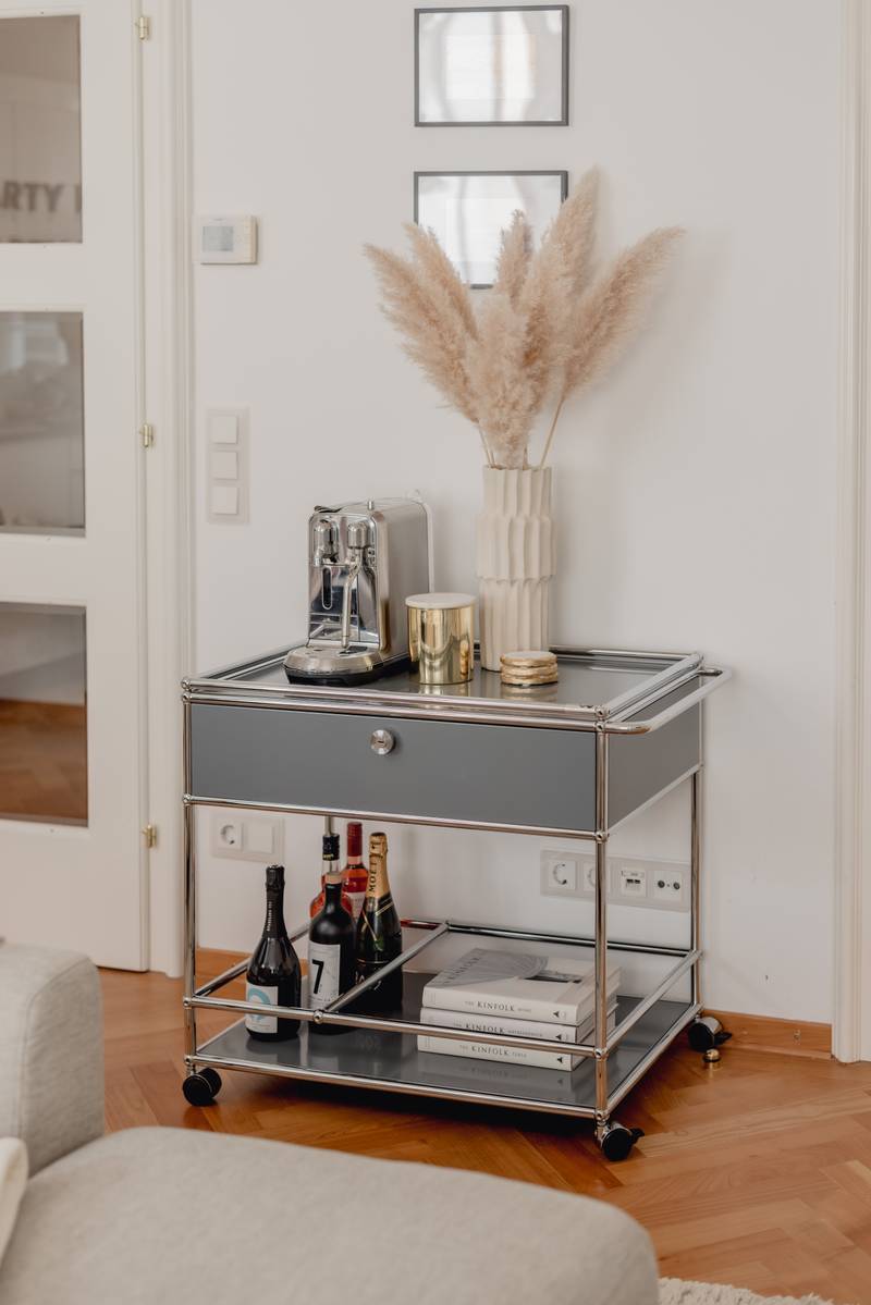 Mobiler USM Haller Servierwagen mit Rollen.