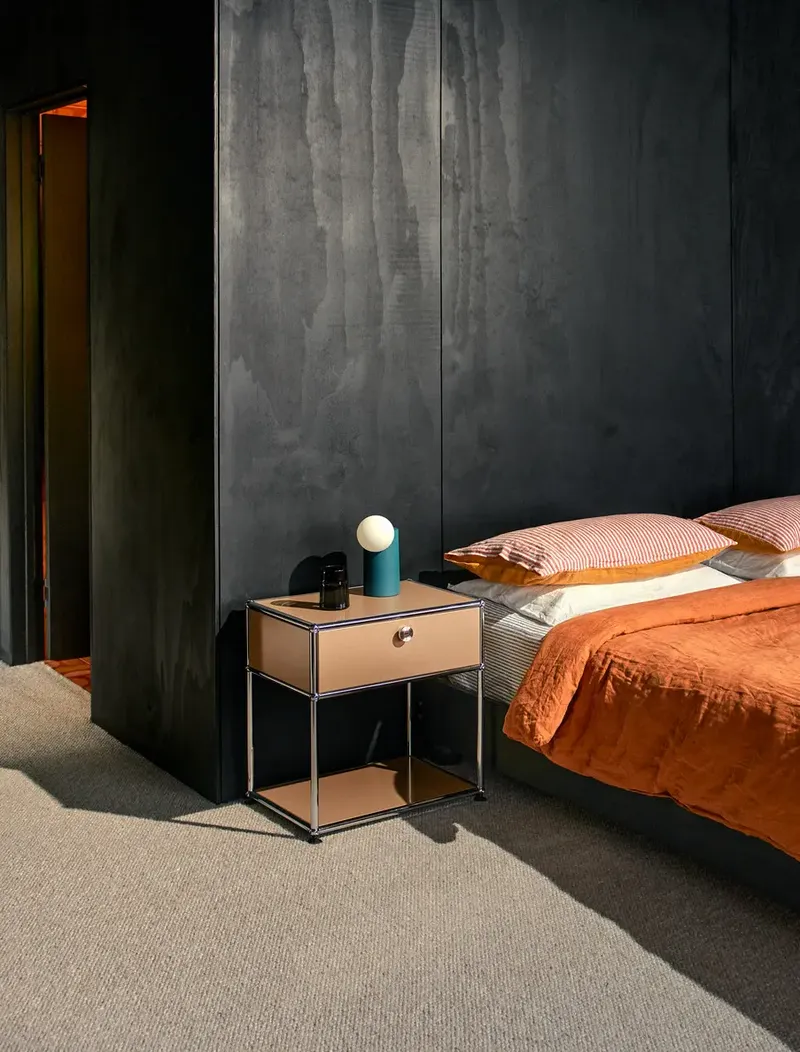 Beistelltisch mit ausziehbarer Schublade von USM Haller.