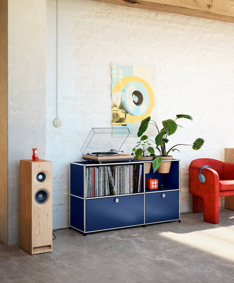 Mit Schallplatten gefülltes USM Haller Sideboard.