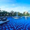 https://a.storyblok.com/f/289146571662634/940x705/420d1a2c24/pool-vietnam.jpeg