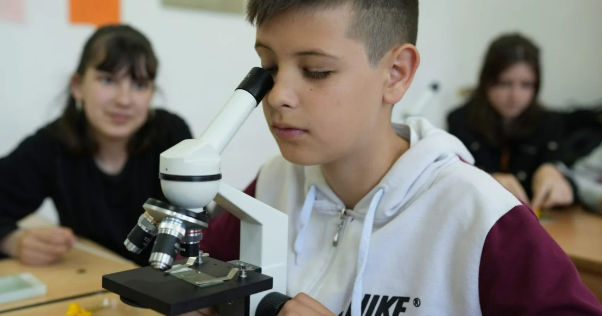 Why did accesa choose to support the stiintescu fund in oradea?