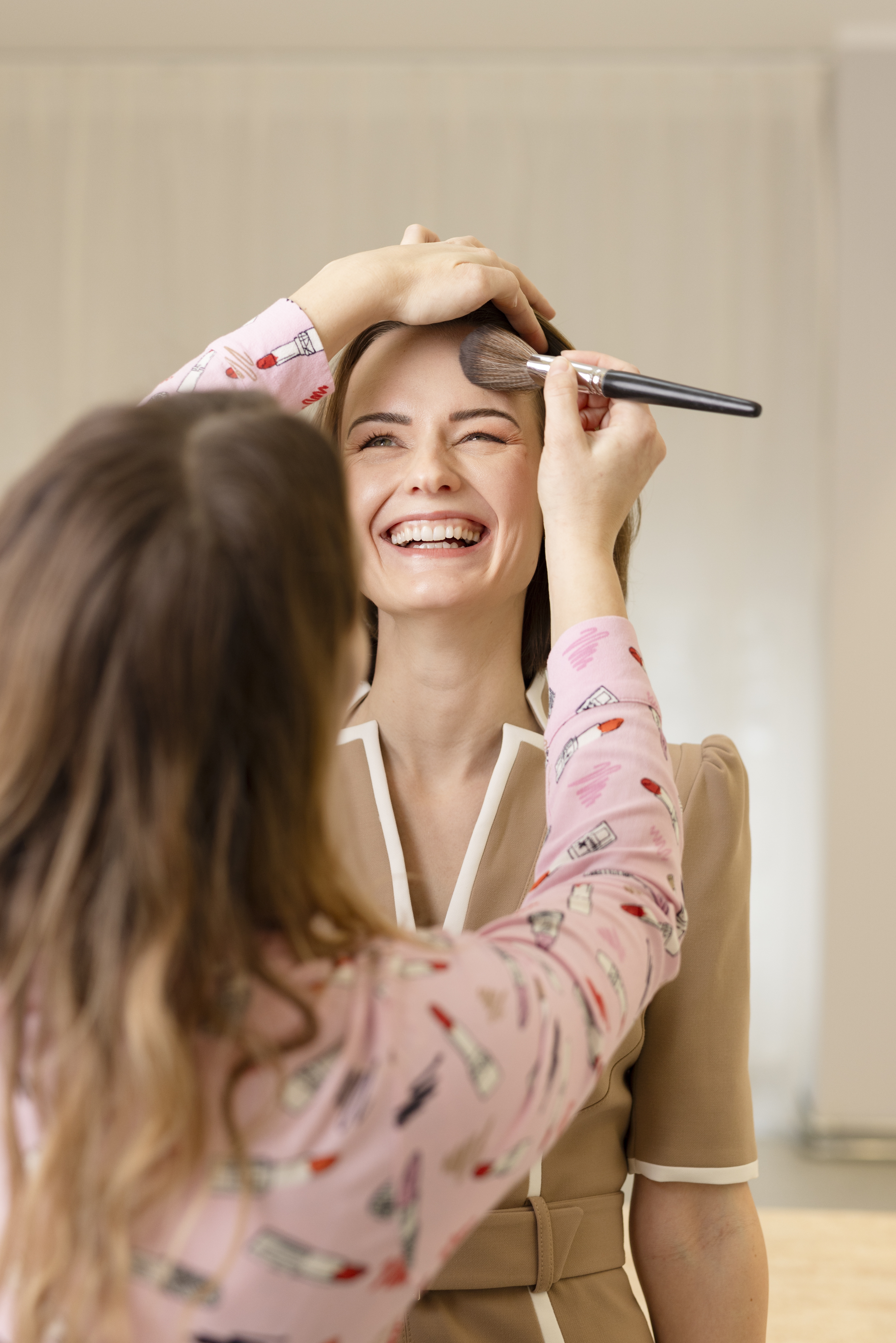 Farbberatung: Eine Frau, die in den richtigen Farben geschminkt wird und glücklich ist.