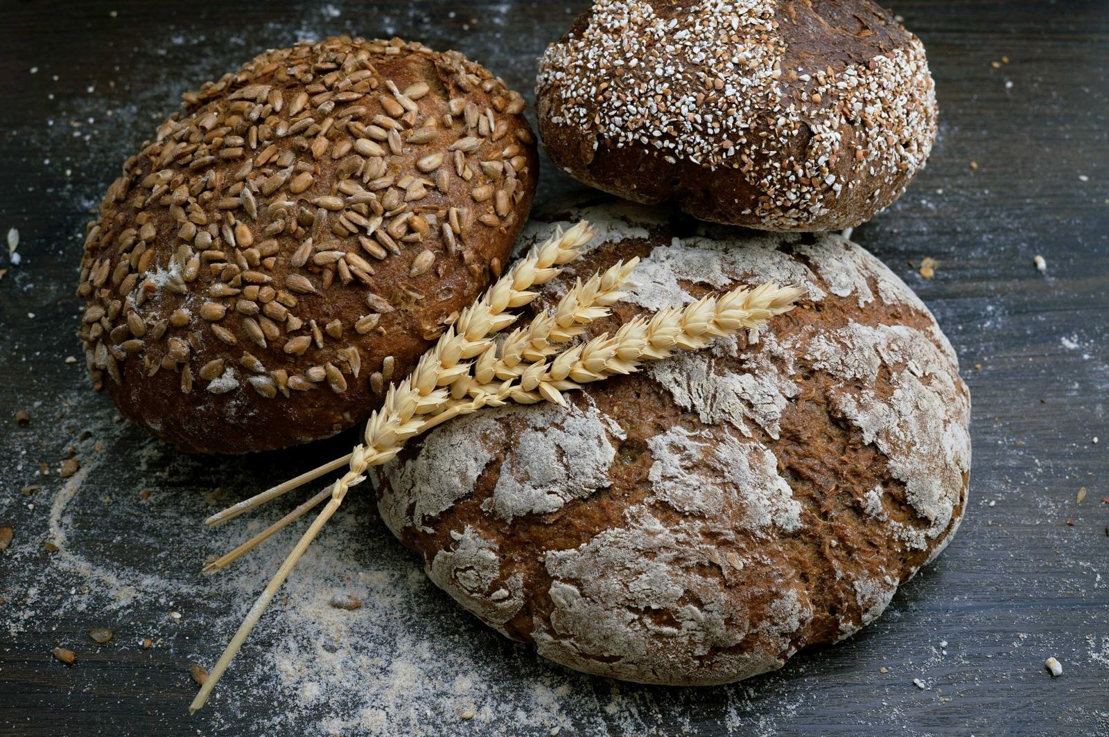 Bochníky chleba a klasy pšenice