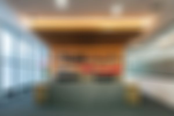 Innenaufnahme Kundencenter Reutte nach Umbau - Empfangstresen mit Holz- und Steinelementen