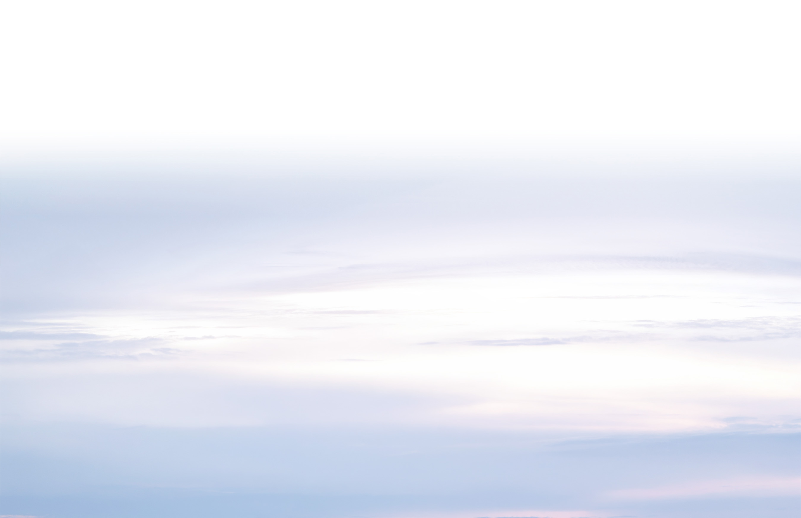 Ein ruhiger Himmel mit sanften Pastellfarben, die ineinander übergehen, mit zarten Wolken vor einem hellen Hintergrund.