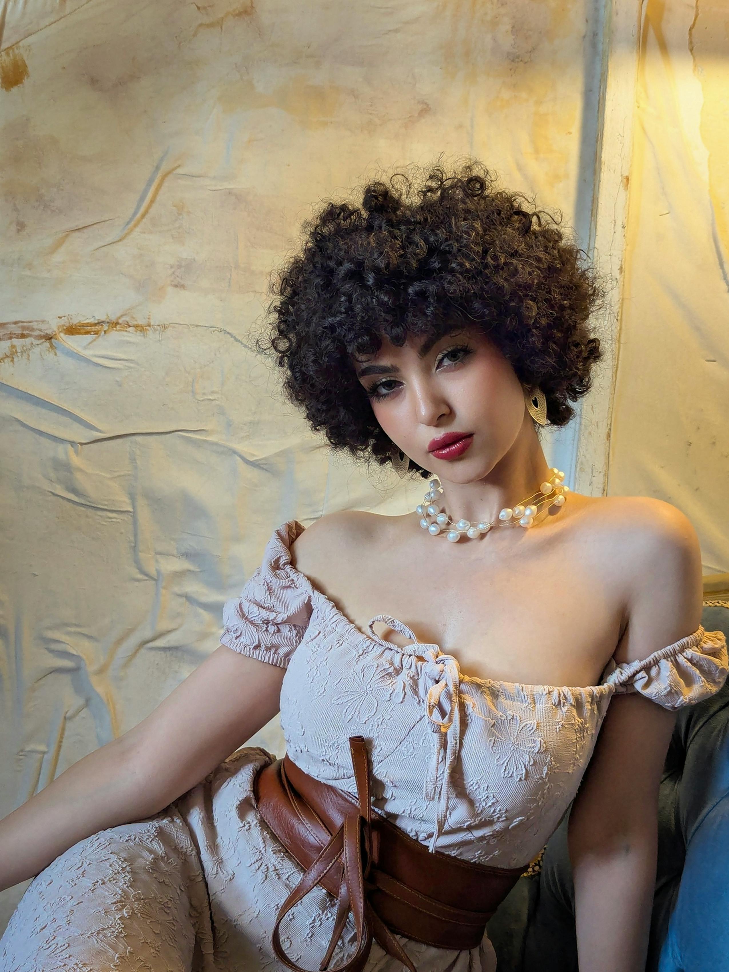 девушка в винтажном платье девушка в винтажном платье