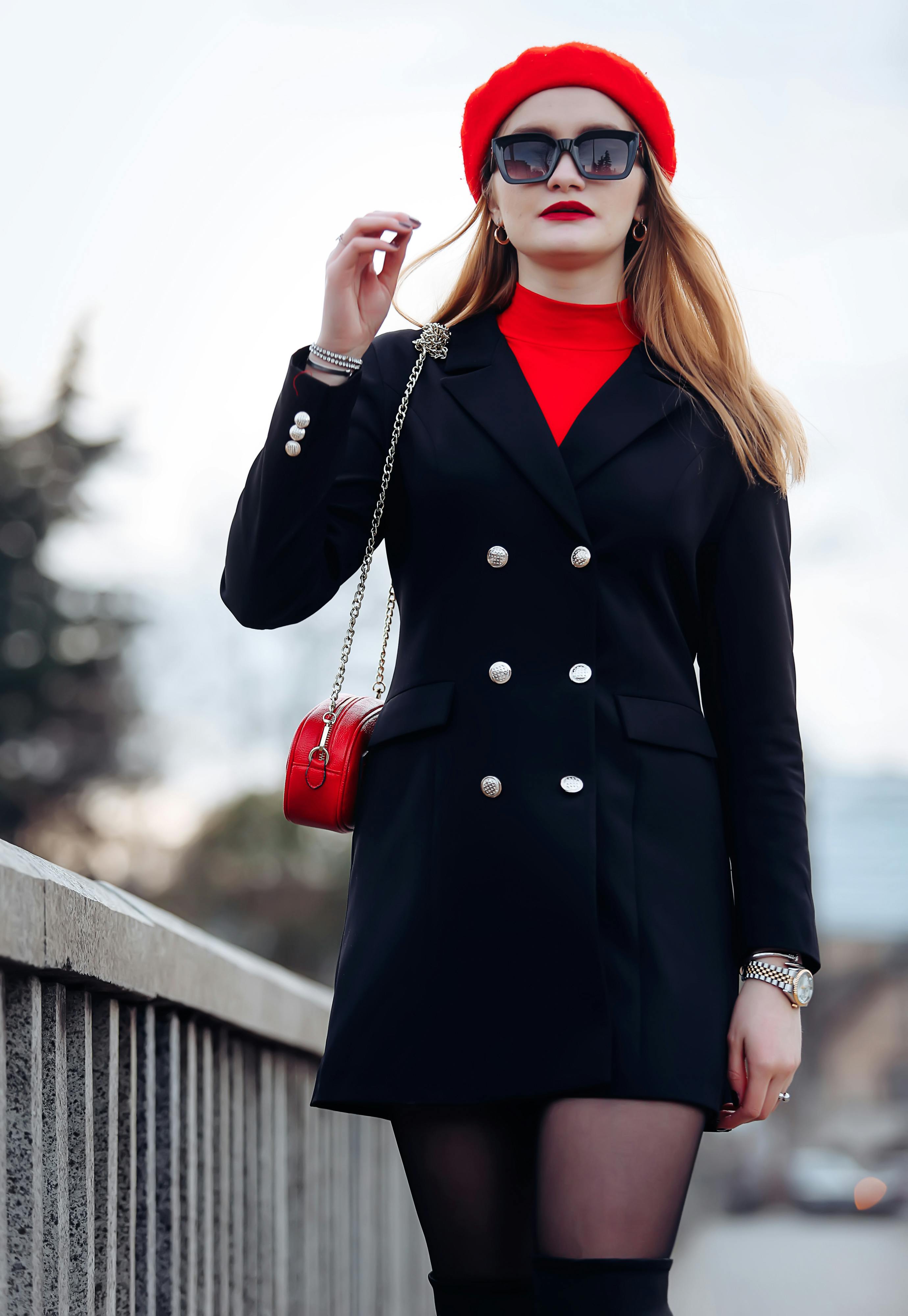 девушка в ретро платье-пиджаке с красным беретом девушка в ретро платье-пиджаке с красным беретом