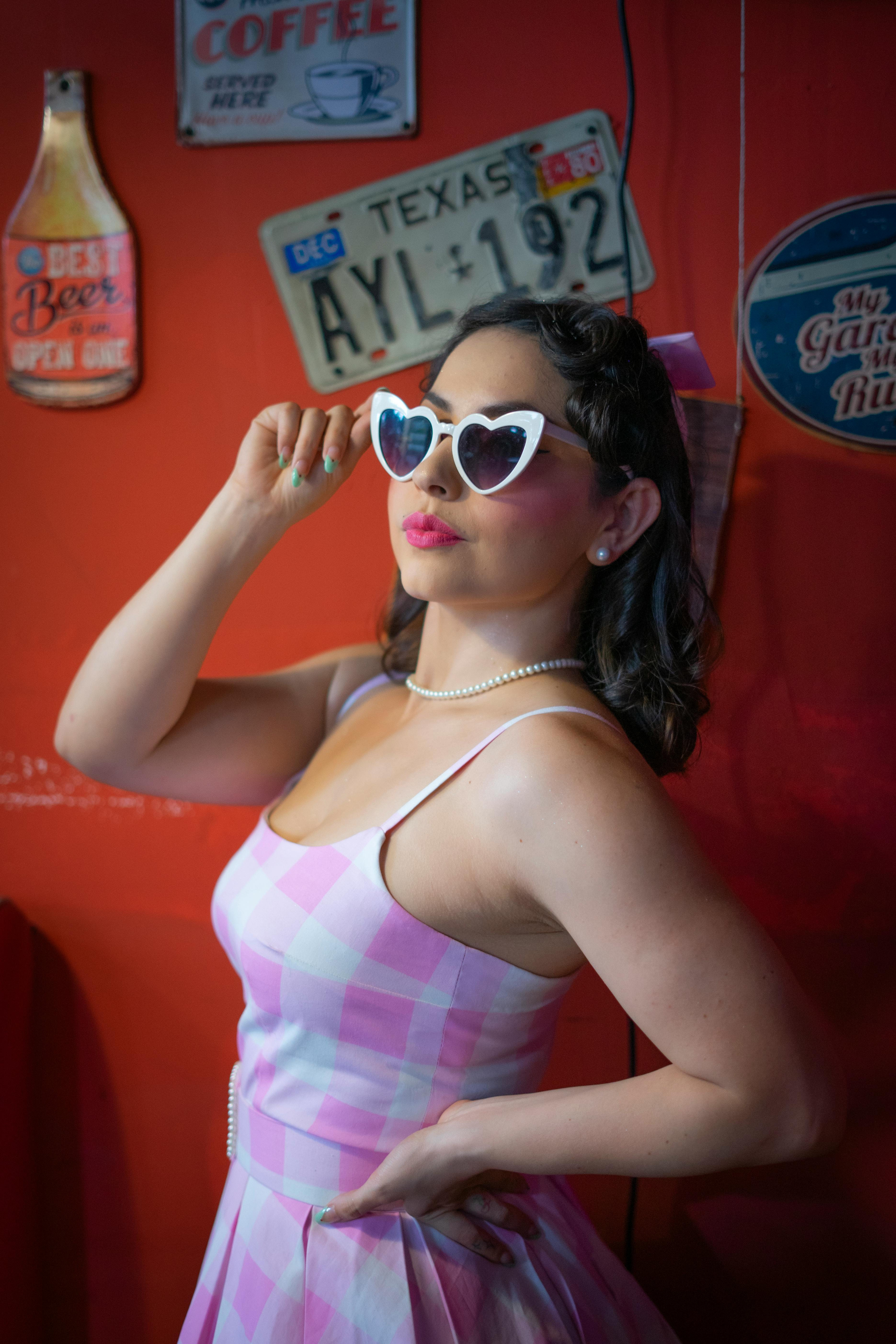 девушка в ретро очках в розовом клетчатом платье девушка в ретро очках в розовом клетчатом платье