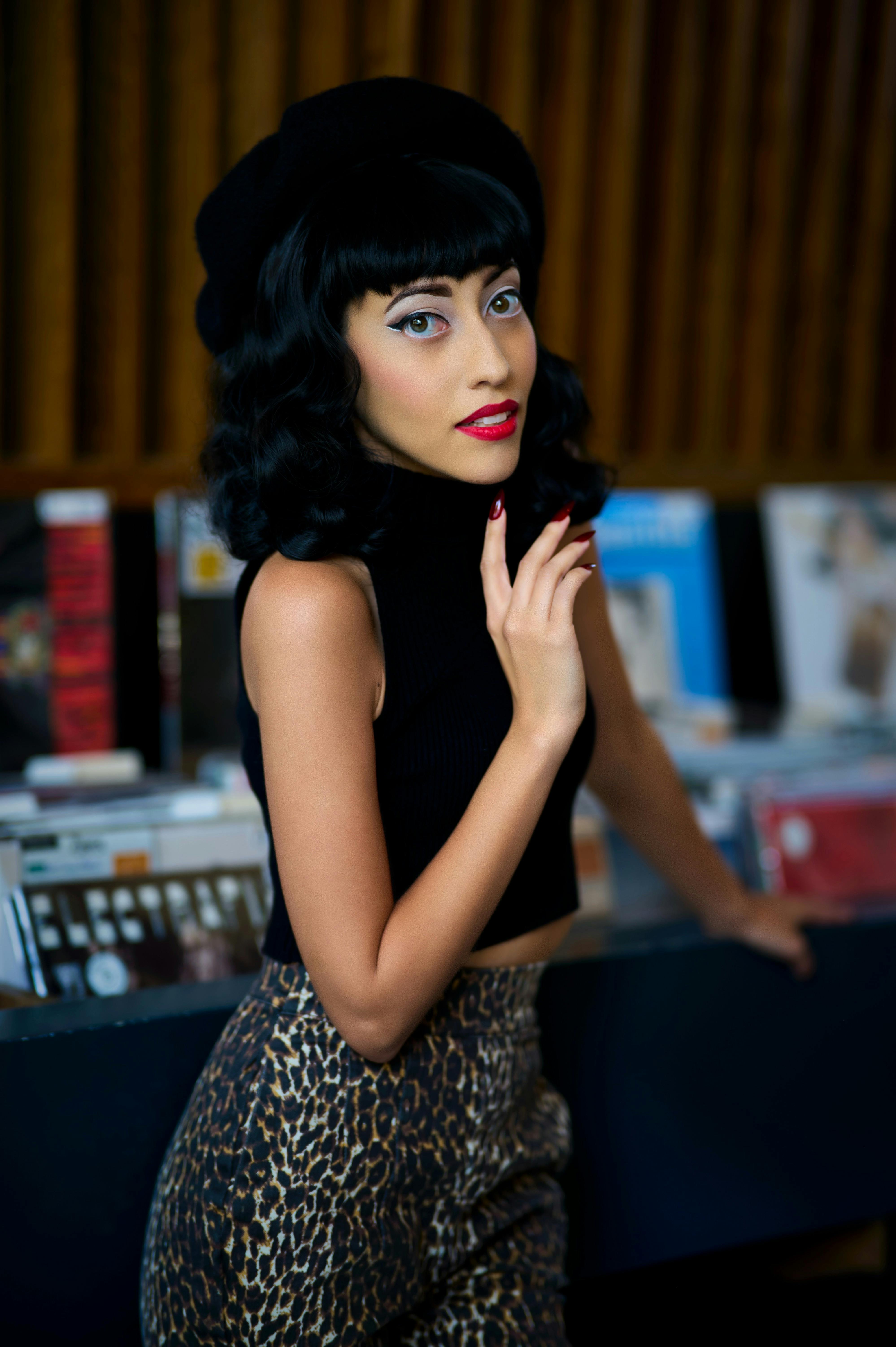 девушка в одежде стиля ретро 80-х девушка в одежде стиля ретро 80-х