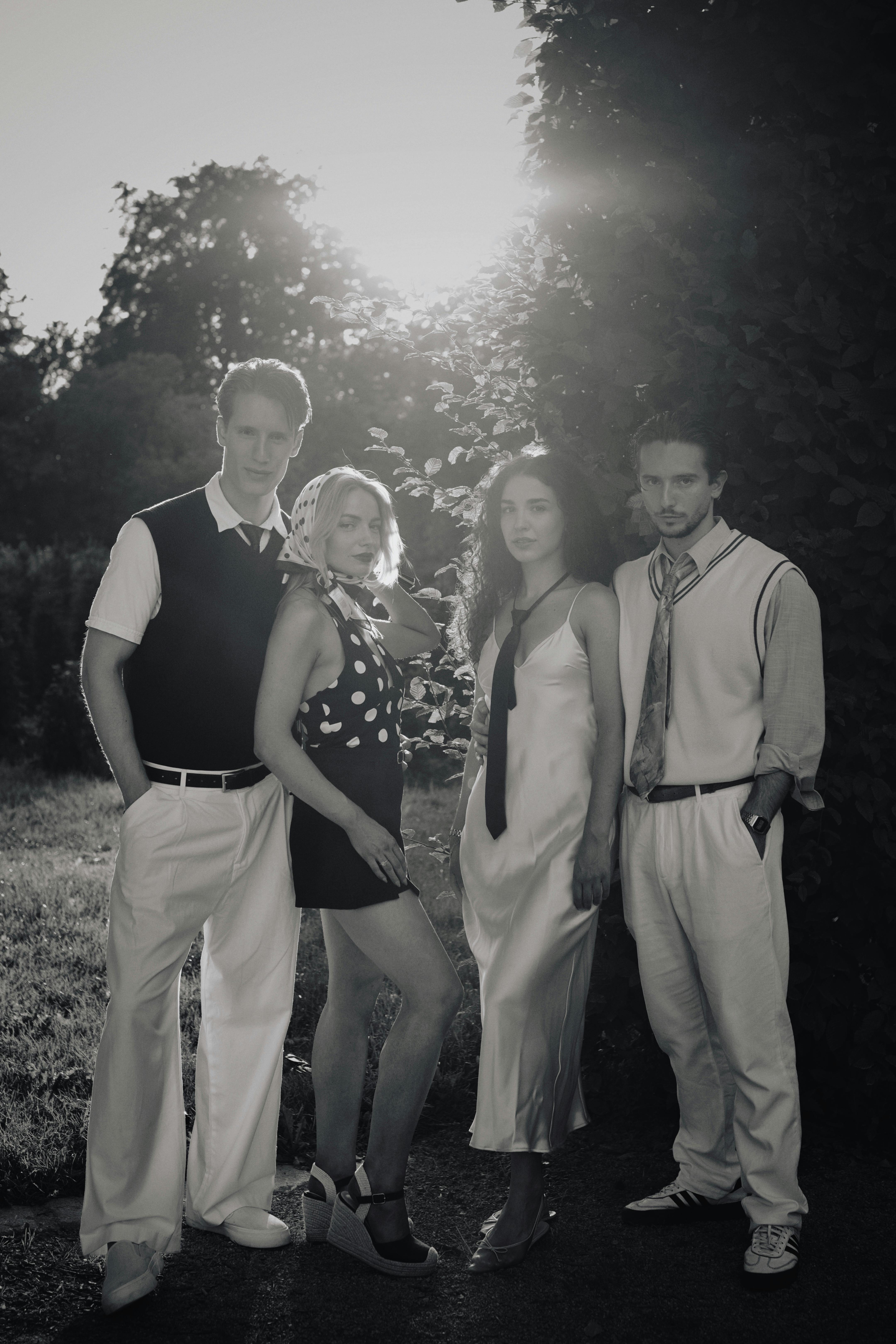 черно-белая фотография с компанией девушек и парней в одежды ретро стиля 80-х черно-белая фотография с компанией девушек и парней в одежды ретро стиля 80-х