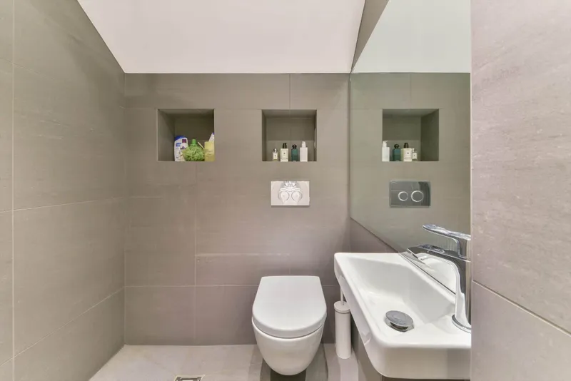 Tiled shower room with recessed niches