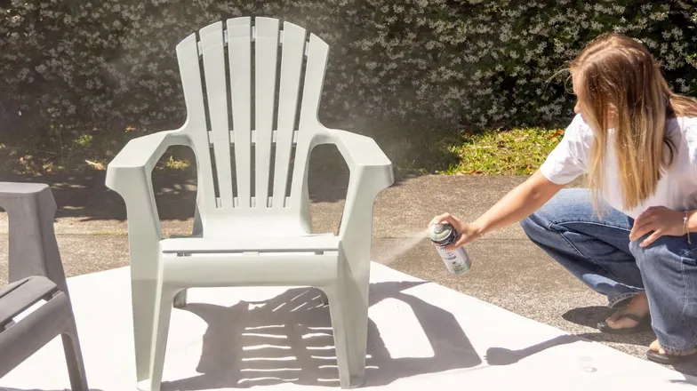 How to Paint Outdoor Chairs with White Knight Squirts