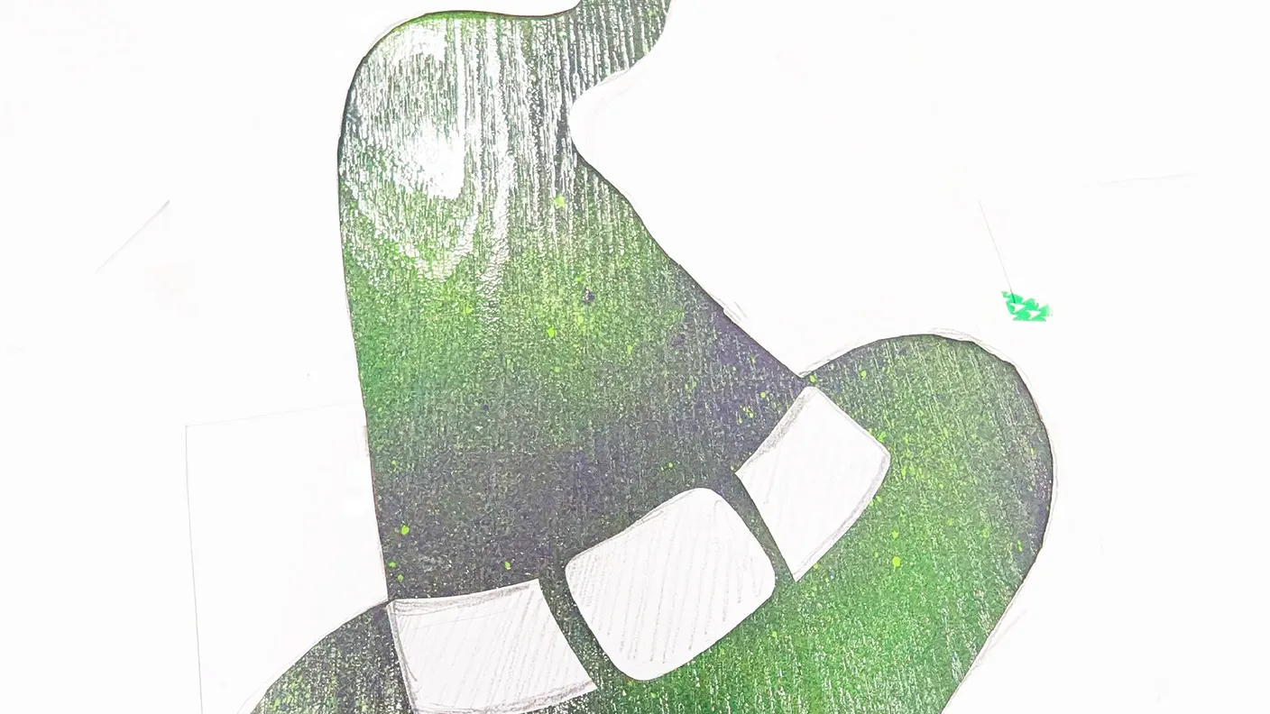 Illustration of a green witch's hat with a white band, featuring a shiny texture on a white background.