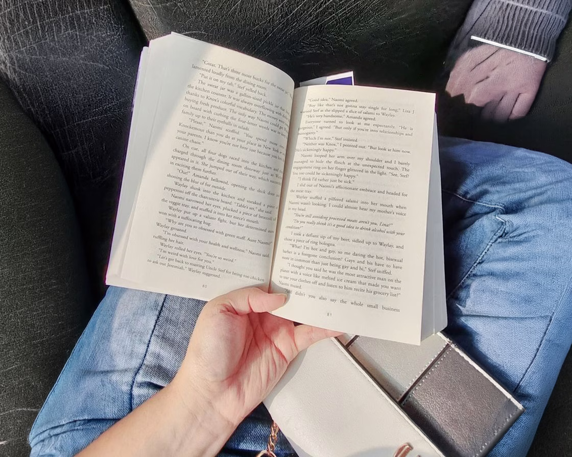 Aufgeschlagenes Buch aus der Leseperspektive – scharf und unscharf im Vergleich