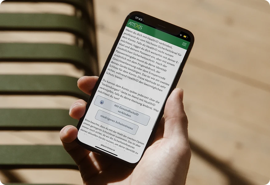 Hand, die ein Smartphone hält, auf dem Attexis App, zum Identität bestätigen, angezeigt wird