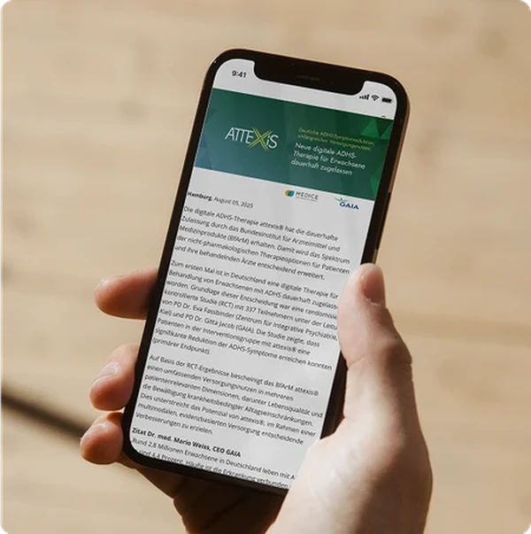 Hand hält Smartphone, dessen Bildschirm, die Partnerschaft von Gaia und Medice zeigt