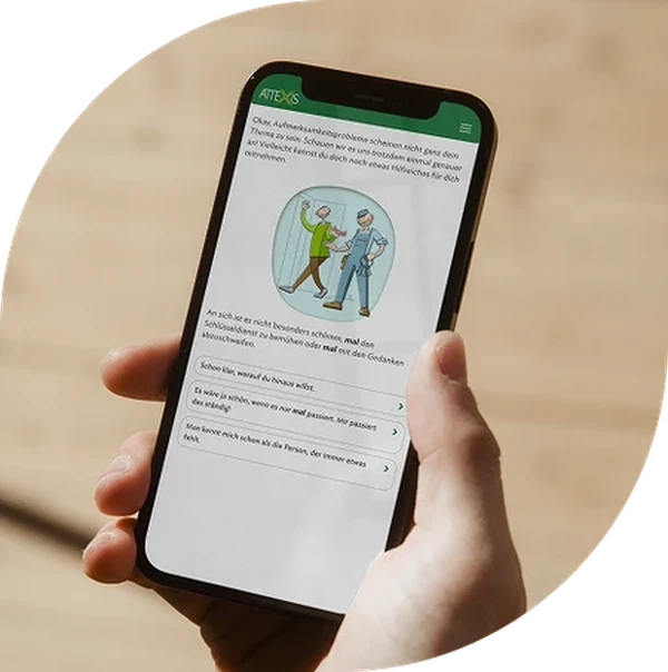 Smartphone wird in Hand gehalten; Hinweis, dass Attexis als Diga zugelassen ist